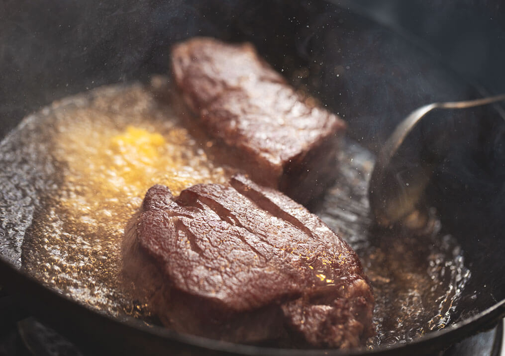 肉を焼く